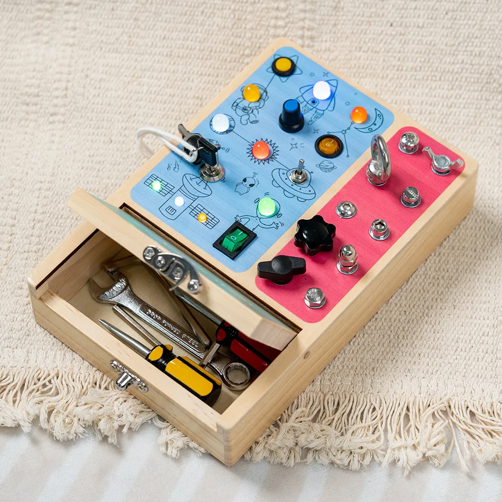유아용 나무 감각 교육 완구 LED 및 드라이버 포함 바쁜 보드 몬테소리 완구 아기 집중력 향상 보드