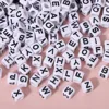 Fond blanc 6x6 avec lettres noires