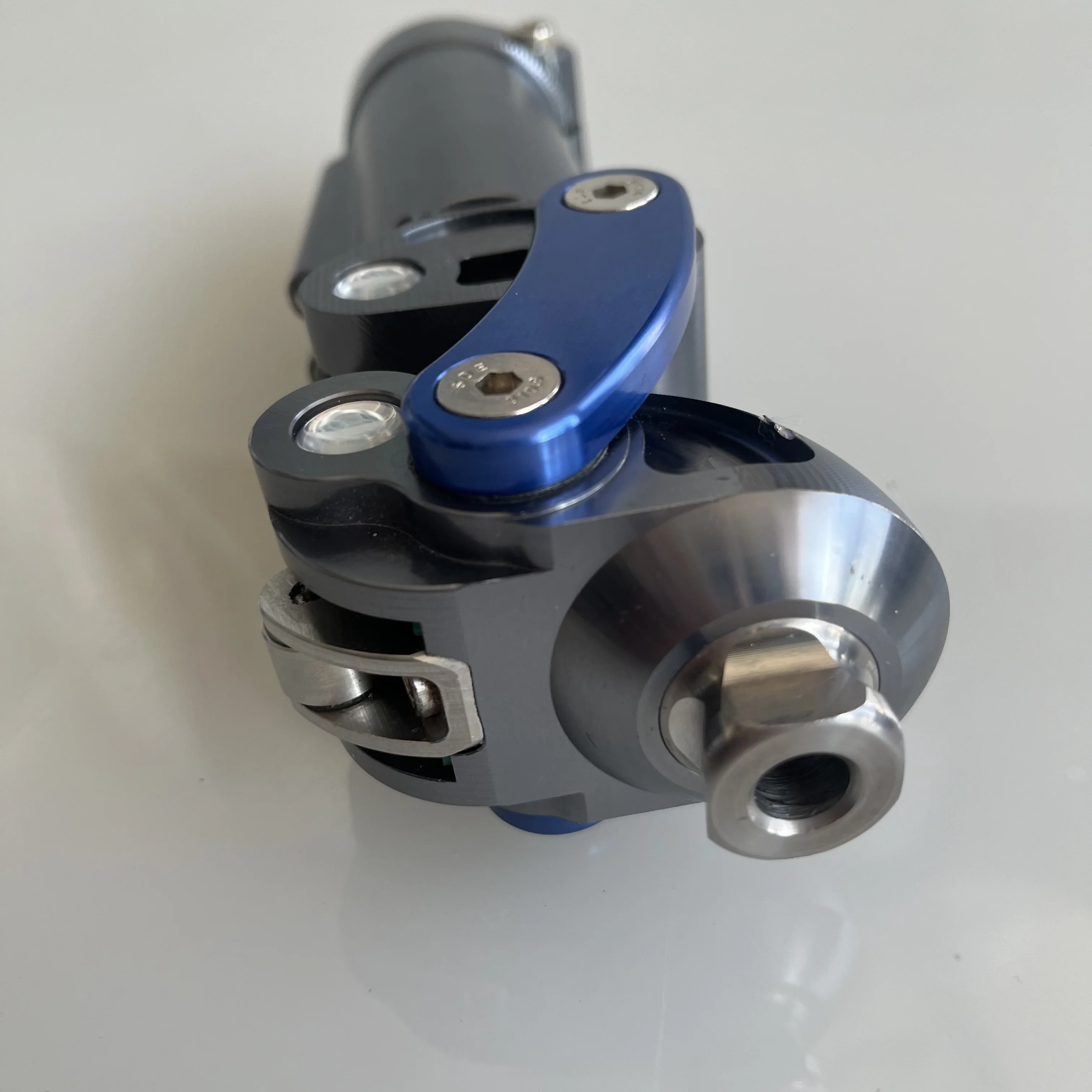 Aluminum 4-Bar Pneumatic Knee Joint Leg Prosthesis Prosthetic Artificial Limbs Parts for Rehabilitation Equipment for Prosthetic