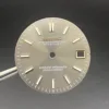 Esfera gris con marcadores dorados tipo bastón.