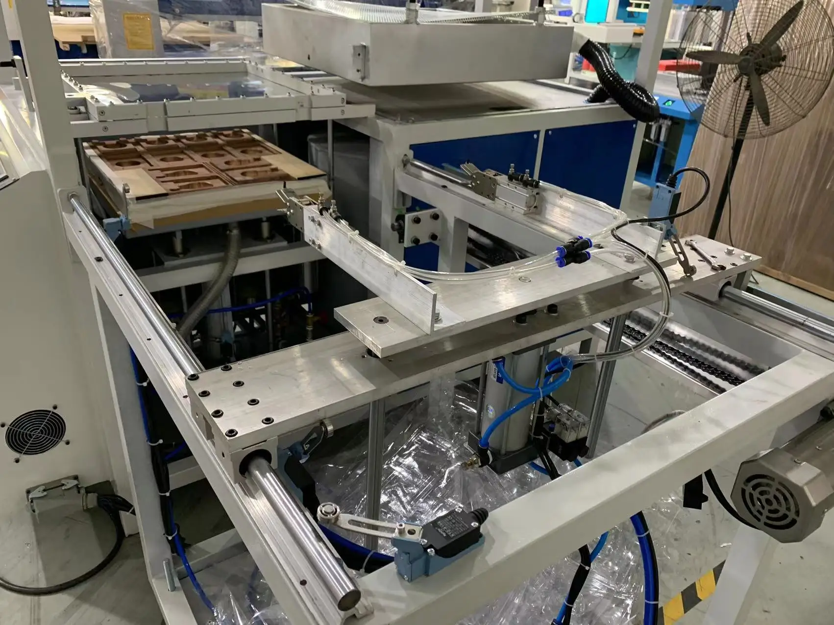 Пластиковый волдырь вакуумная формовочная машина ABS одноразовый пищевой контейнер лоток для фруктов упаковочная коробка лист Зажимная Термоформовочная