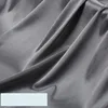 Gris oscuro