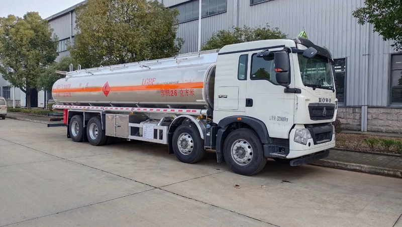 专业新型 HOWO 8x4 油罐车 35000L 可燃液体运输燃油车