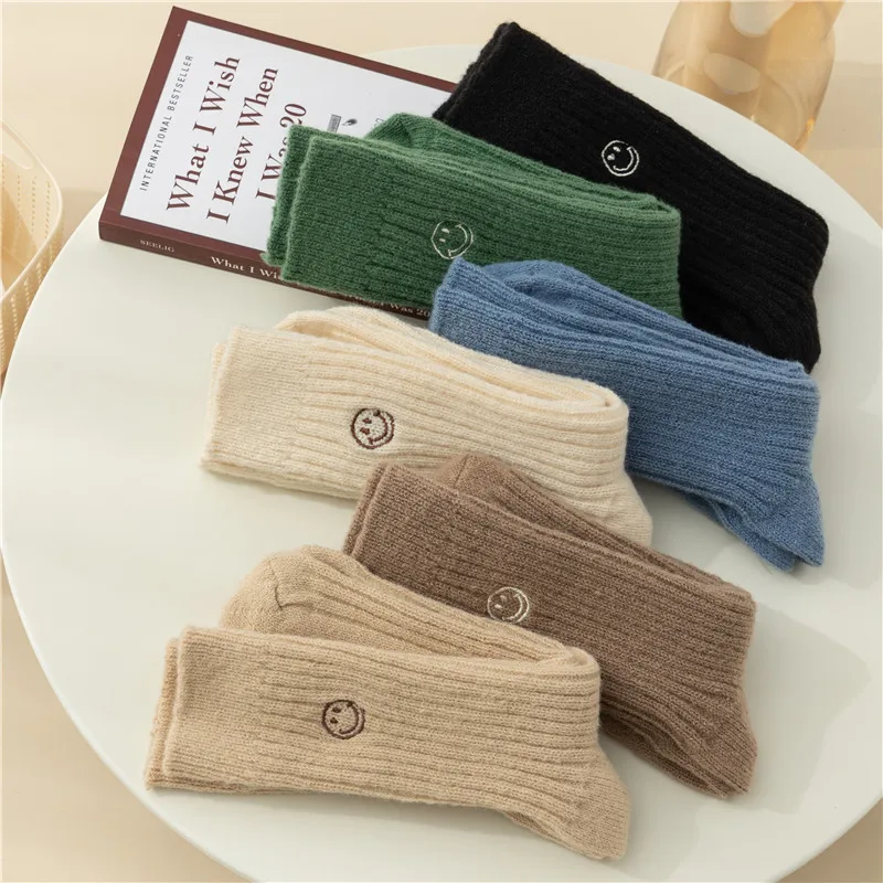 Зимние шерстяные носки с вышивкой