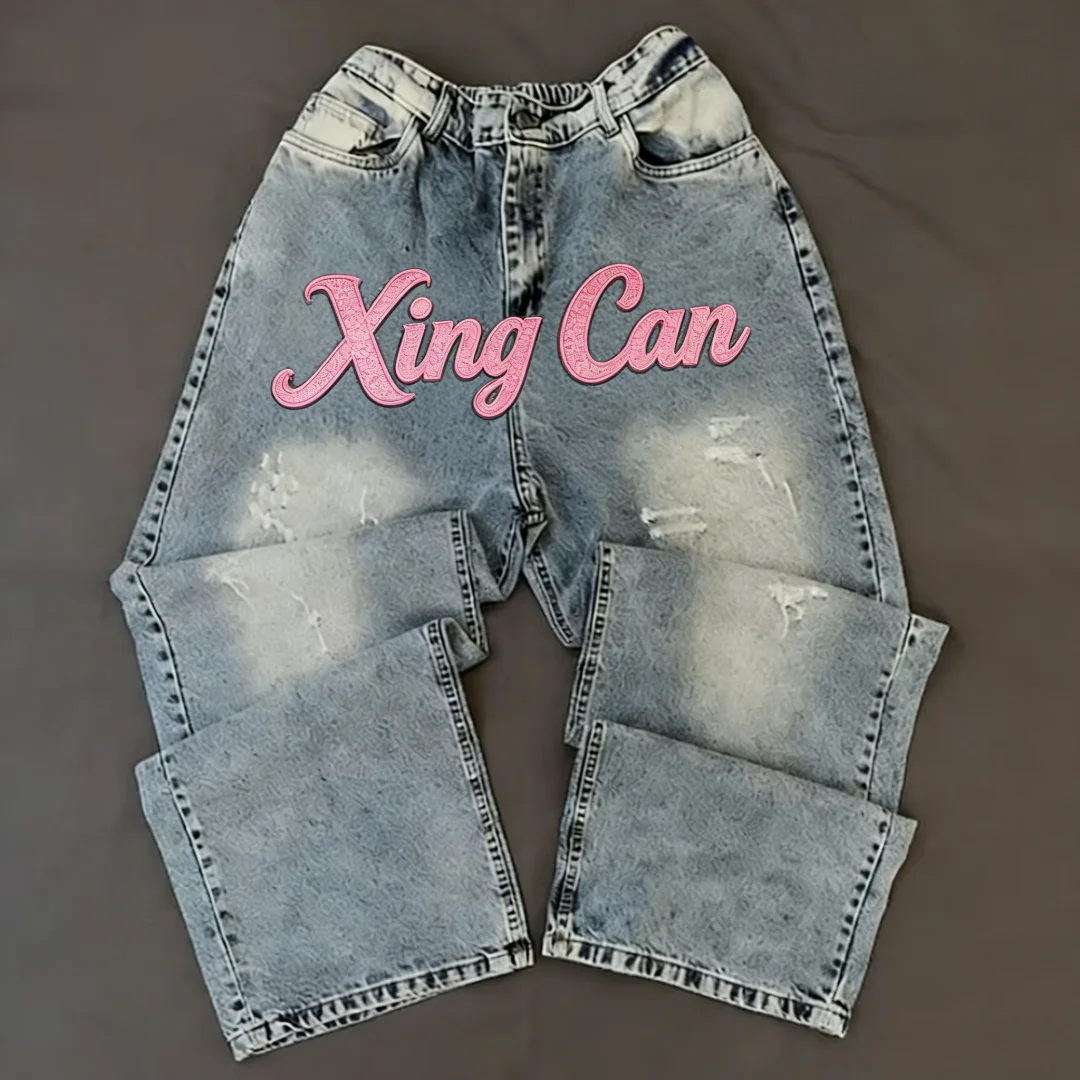 Individuální retro džíny ve streetwear stylu z 100 % bavlny – s vyšitými motivy, roztrhanými detaily a sprejovaným mozaikovým vzorem; další individuální úpravy možné.