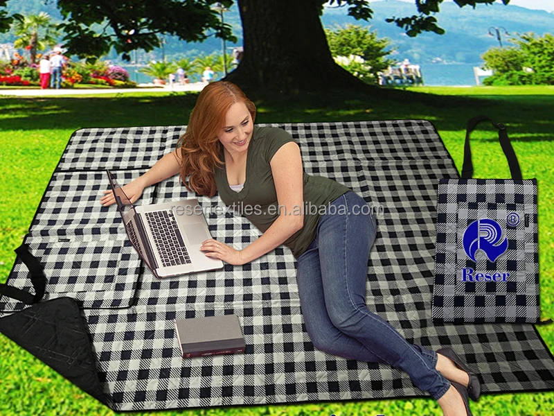 Premium Outdoor 100% Polyester Water-Resistant Stripe Knitted Style Portable 3Ply Lightweight Customizable Picnic Blanket for