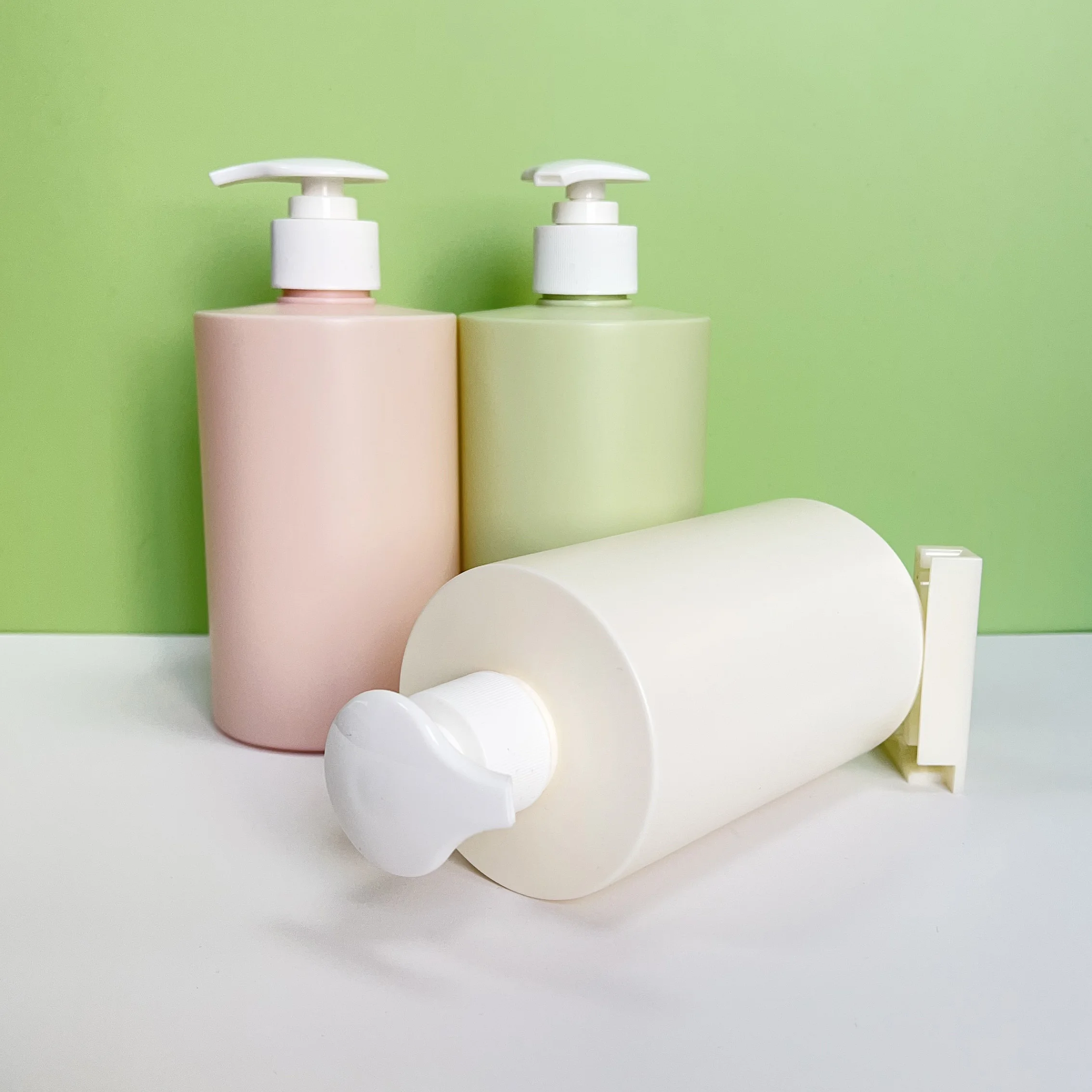 Factory Supply 500ml Hdpe Shampoo Shower Gel Body Lotion Pressed Flat Shoulder Round Plastic Bottle