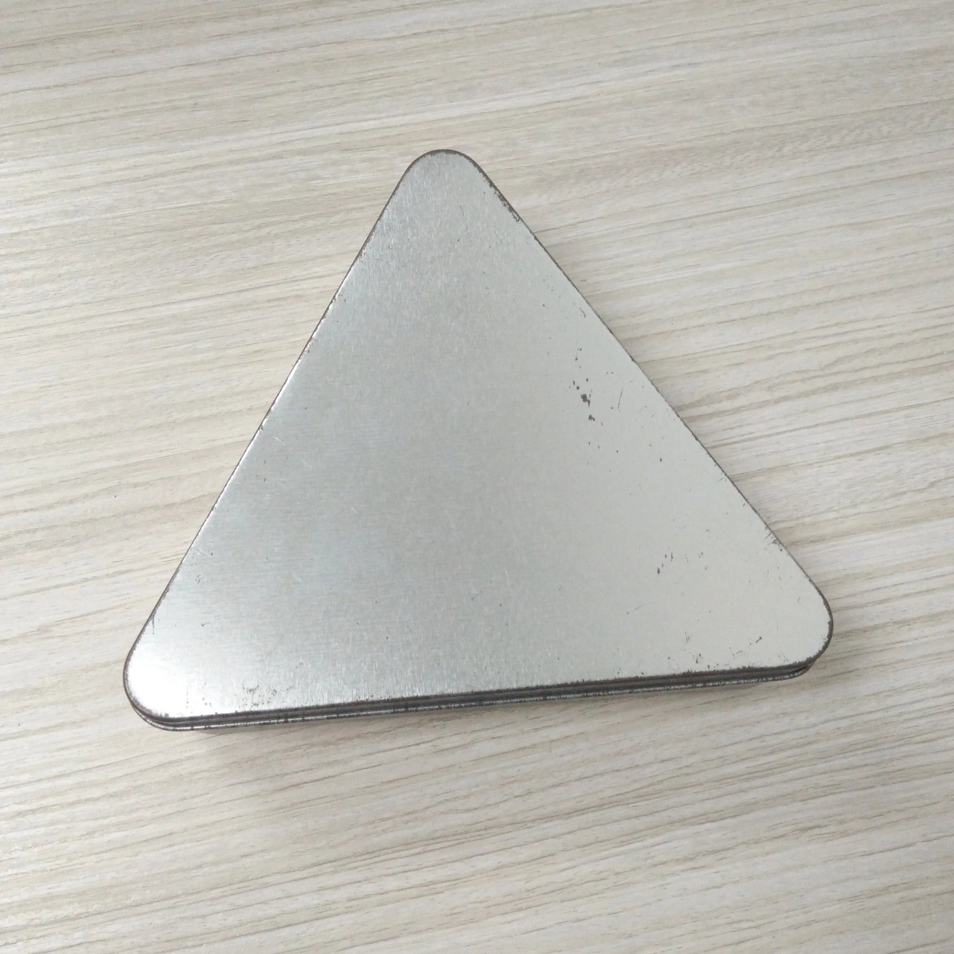 With Custom Printing Triangle Tin Box Creative Factory Price Personal Care Candle Gift Packaging Silver Tin Can Triangular Tin