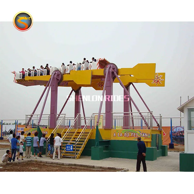 中国モダン遊園地に乗るマジックフライングカーペットに乗る