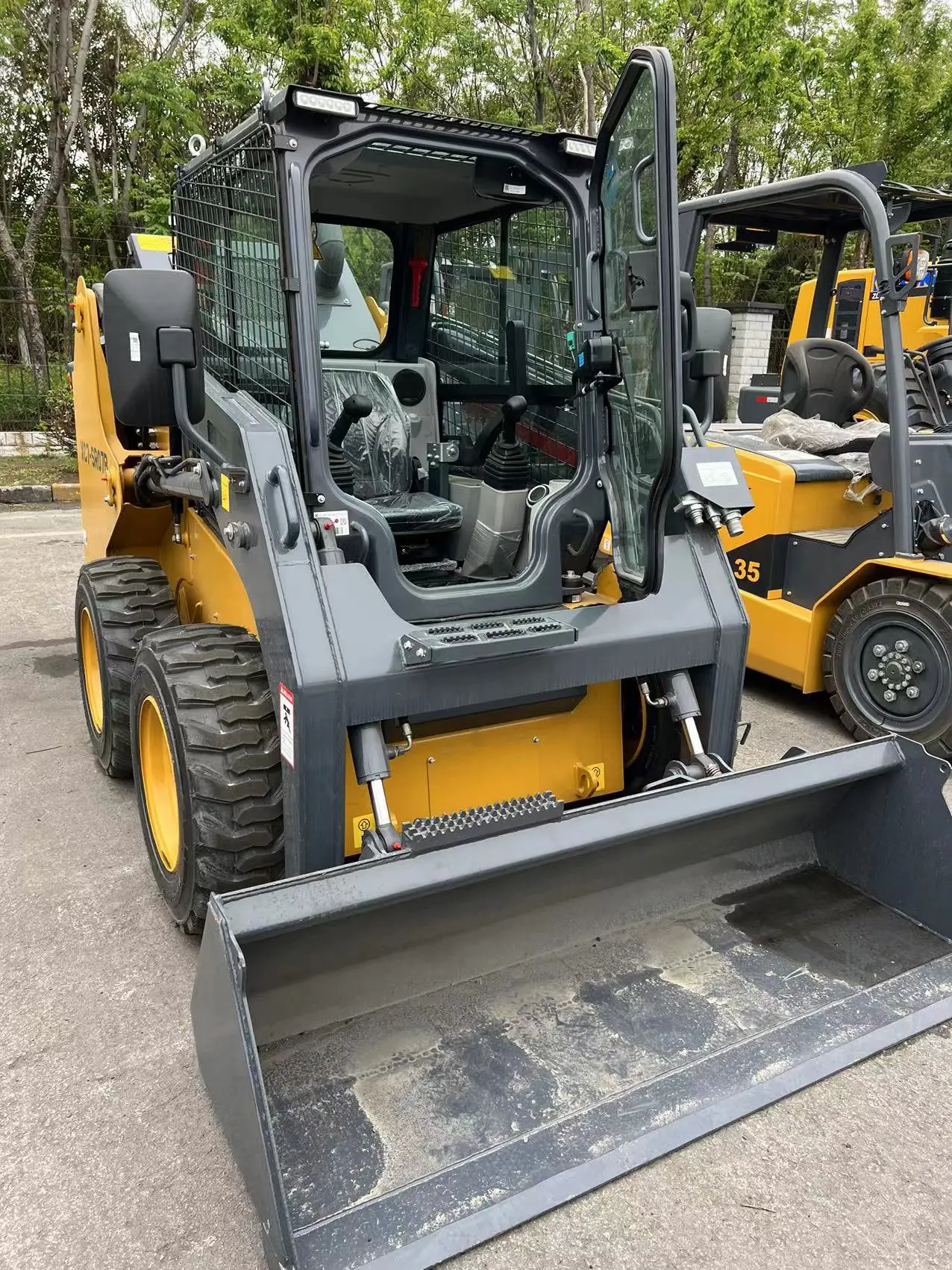 Mini Skid Steer Loader XC740K Operating Weight 3T Mini Loader With Rated Load 850KG