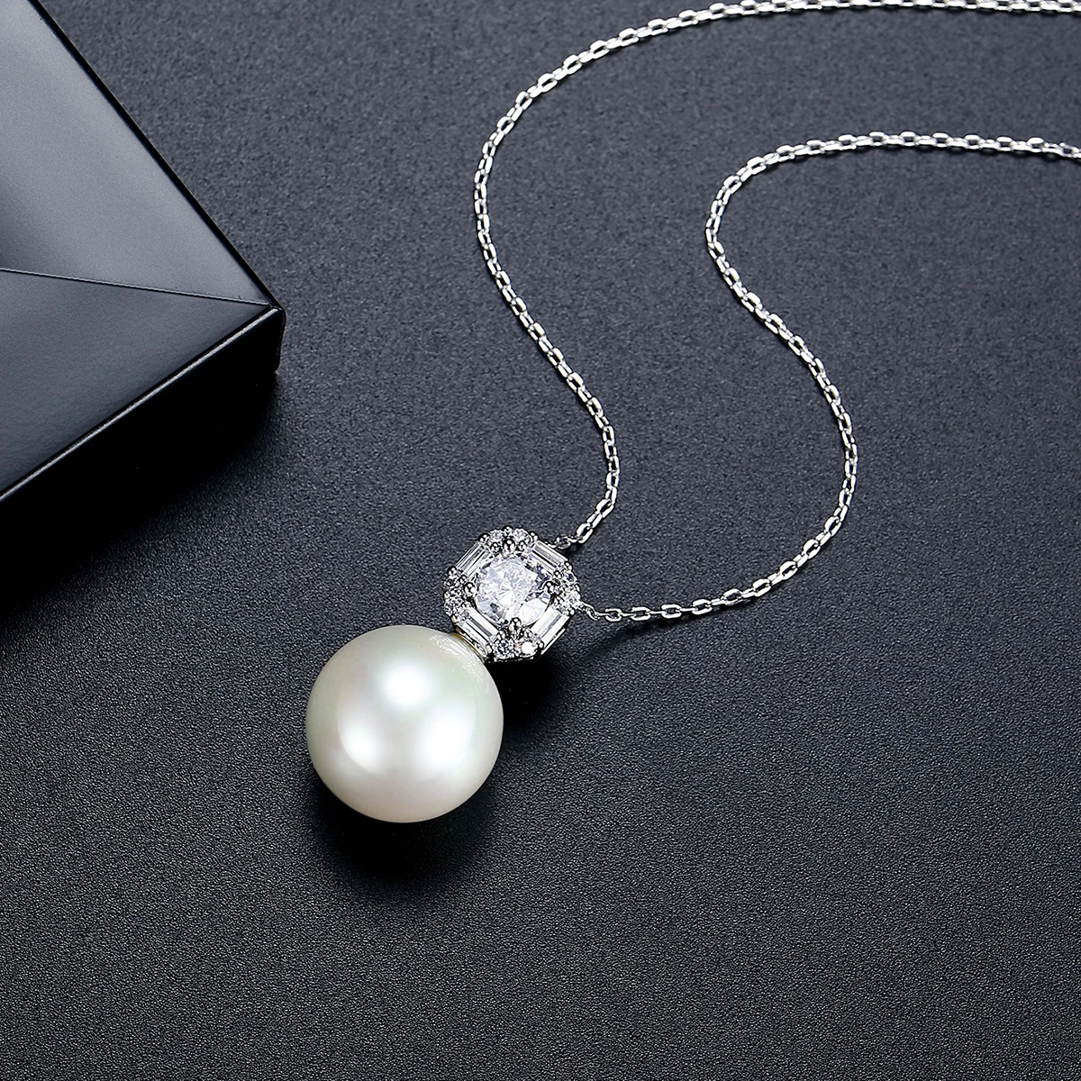 Luoteemi Luxury Pearl & Zirconia Necklace