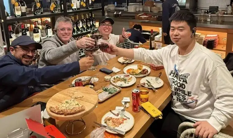 专访何佳坤 - 英语高考50分的00后体育生，却用AI年销3000万。