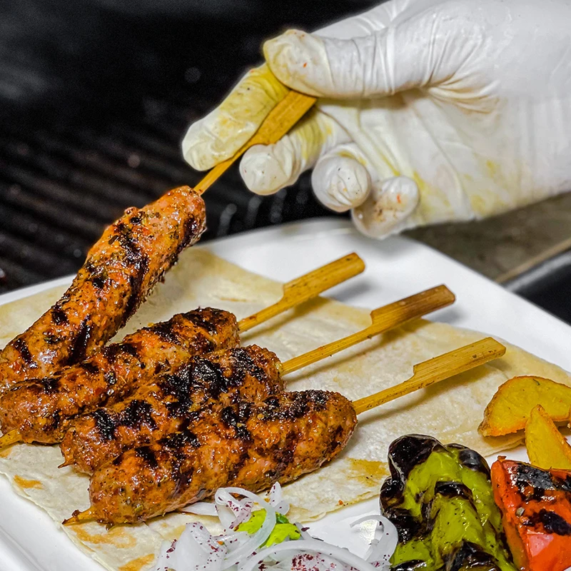 Flache Grillspiee in Pistolenform aus Bambus, hitzebestndig und  antihaftbeschichtet, lebensmittelecht, in Plastikflasche.