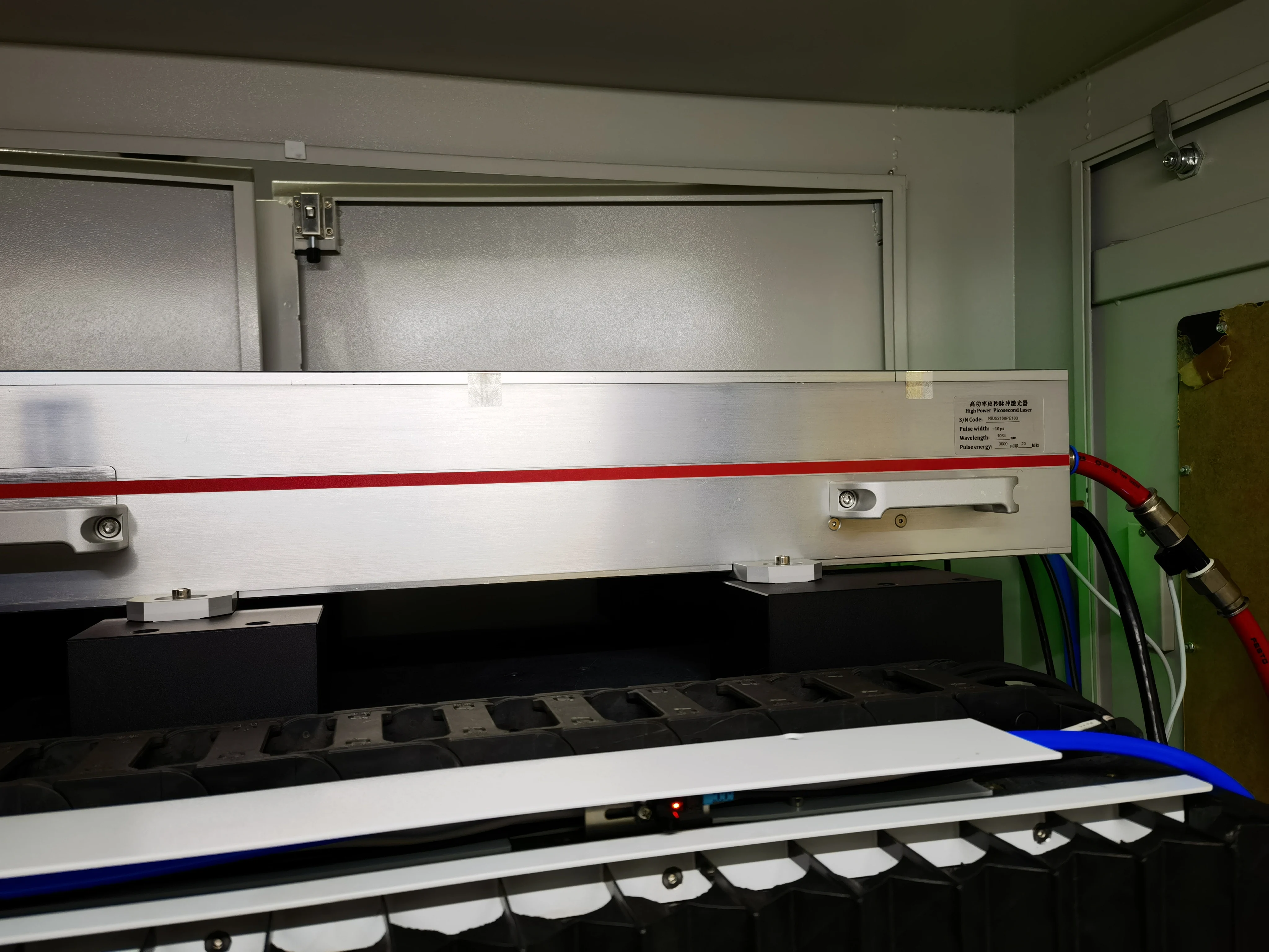 光源高功率微微秒激光器▲ 激光切割头独家玻璃切割头▲光学平台