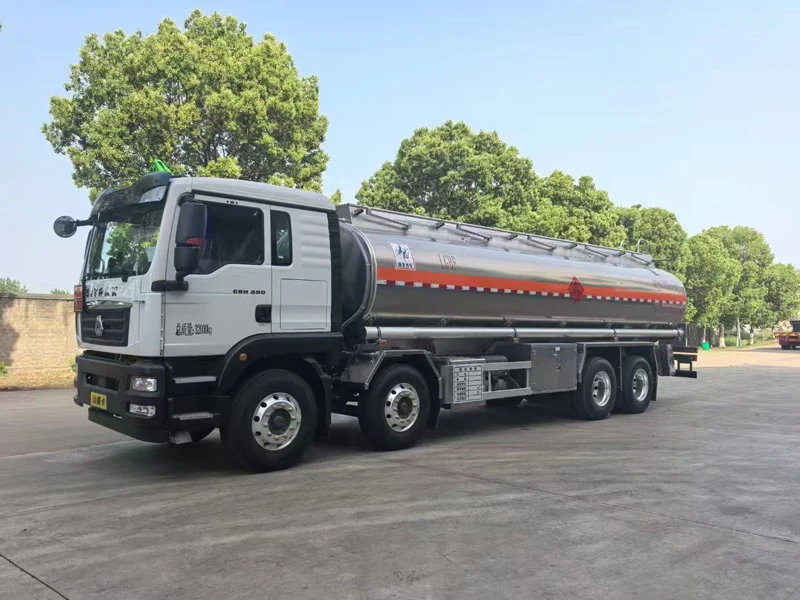 专业新型 HOWO 8x4 油罐车 35000L 可燃液体运输燃油车