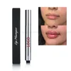 Extrema labio más regordita en recipiente de plata brillante