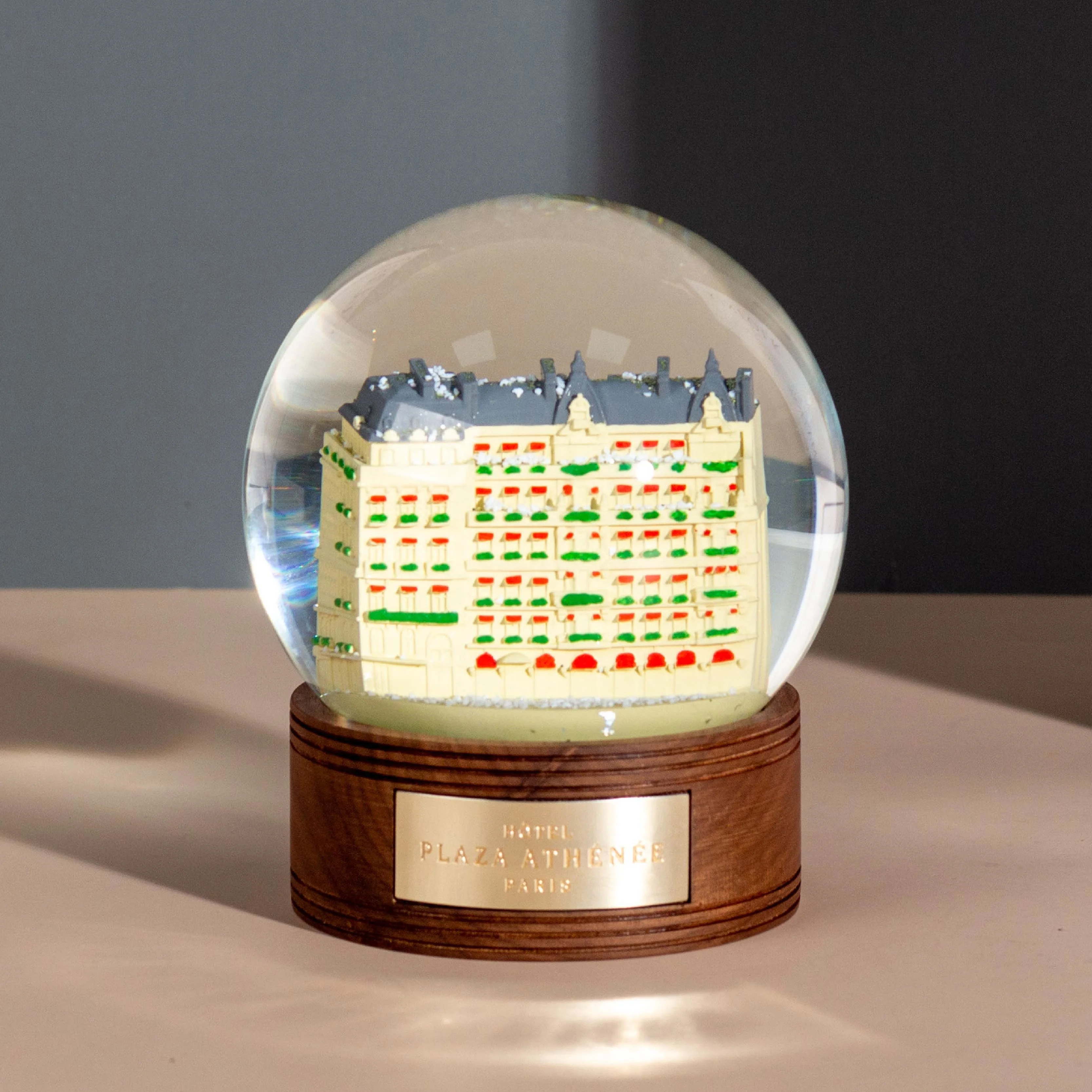 Custom Resin Hotel Architecture Statue With Wooden Base Snow Globe Water Globe Decoration Corporate Anniversary Souvenir Gifts