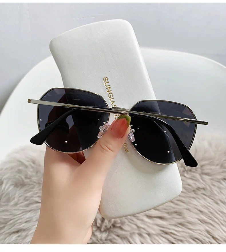 New Fashionable Metal Mens Polarized Sunglasses Uv Protection With Anti-Uv Glasses for Outdoor Driving Activities