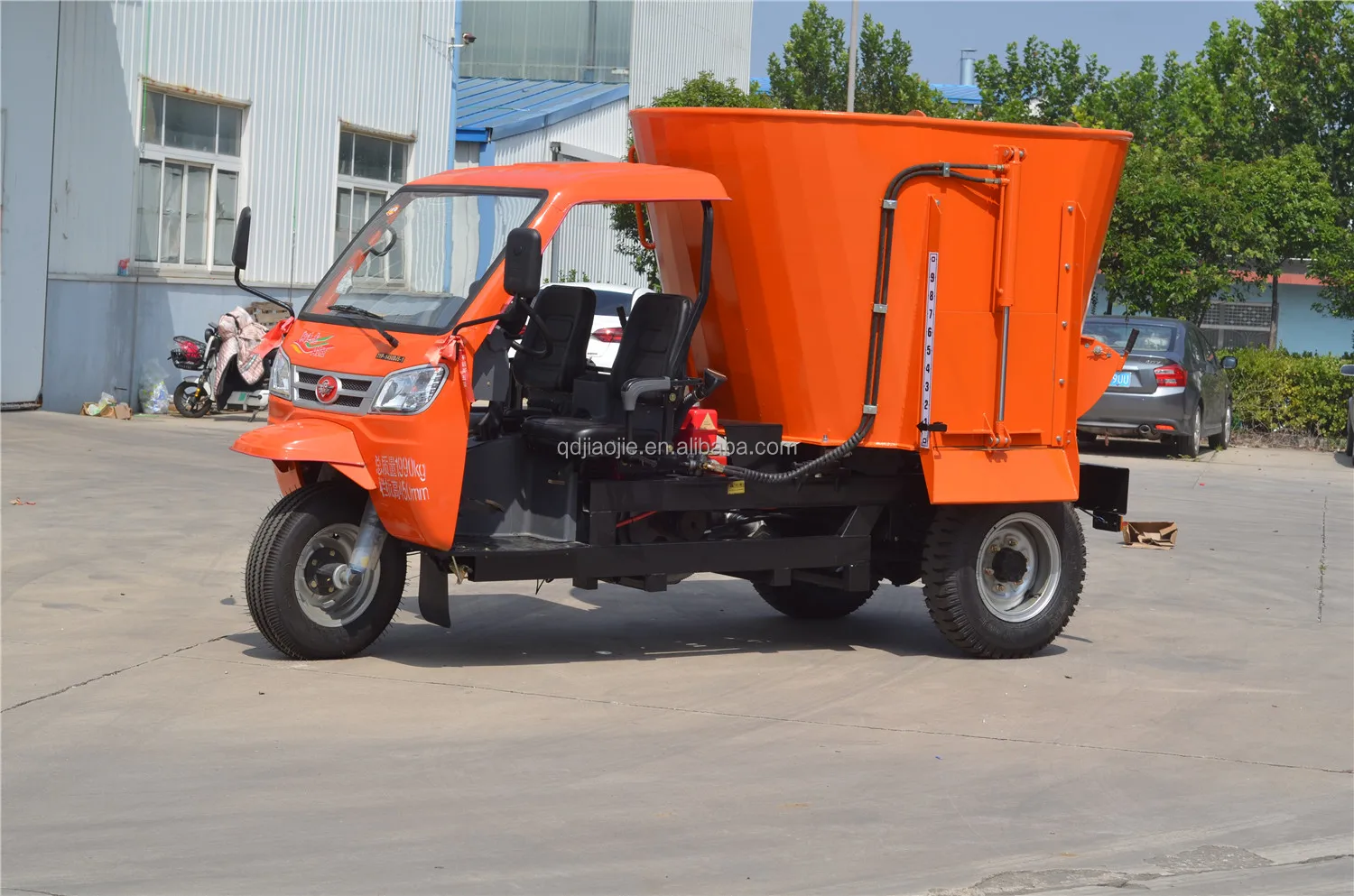 Mini TMR Feed Mixer Tricycle with Weighing System Animal Feeders for Livestock Farm Usage