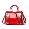 Rouge avec double broderie
