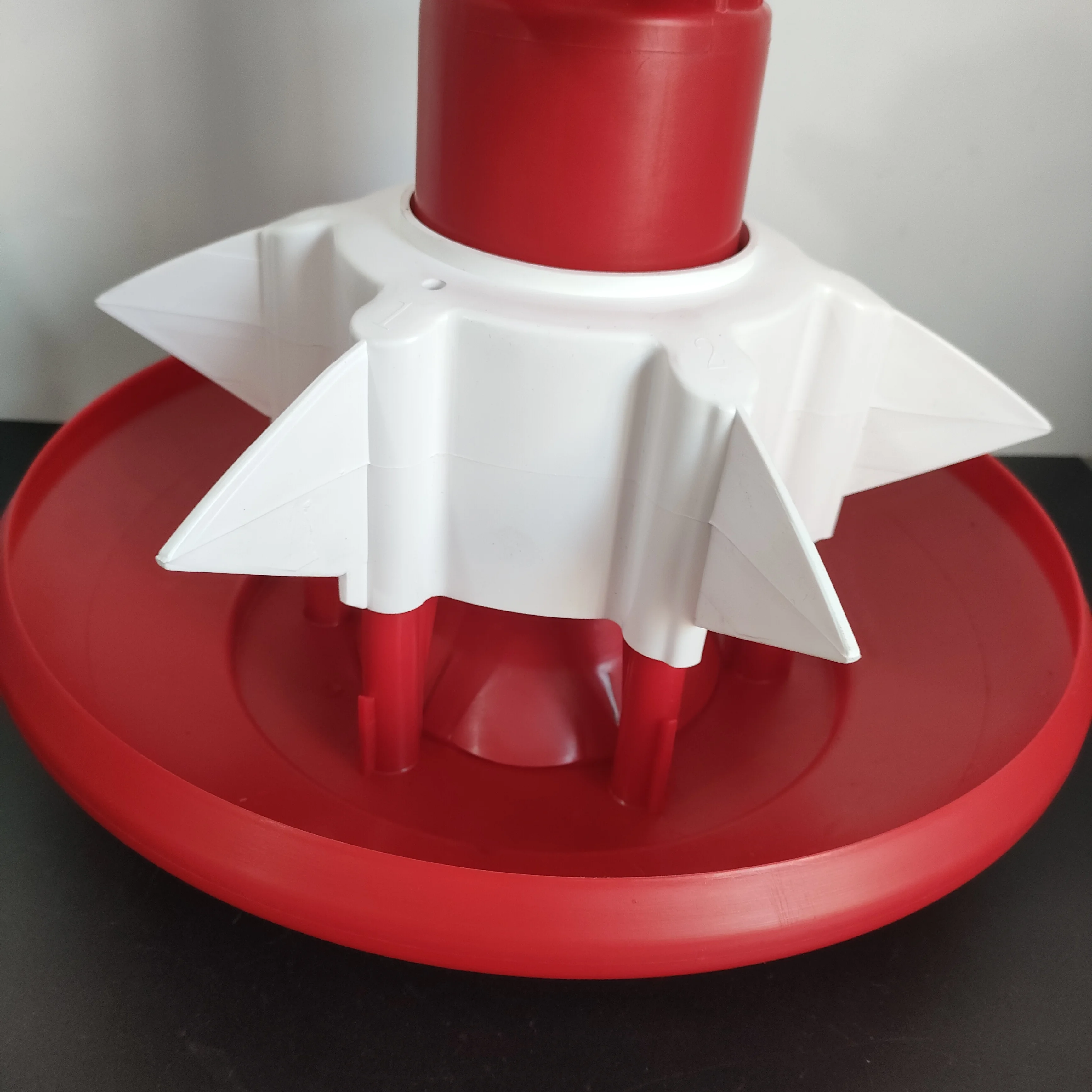 Automatic Chicken Feeder Pan Without Grid Broiler Chicken Feeder Pan for Poultry Feeding Line