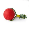 Bola roja con cuerda