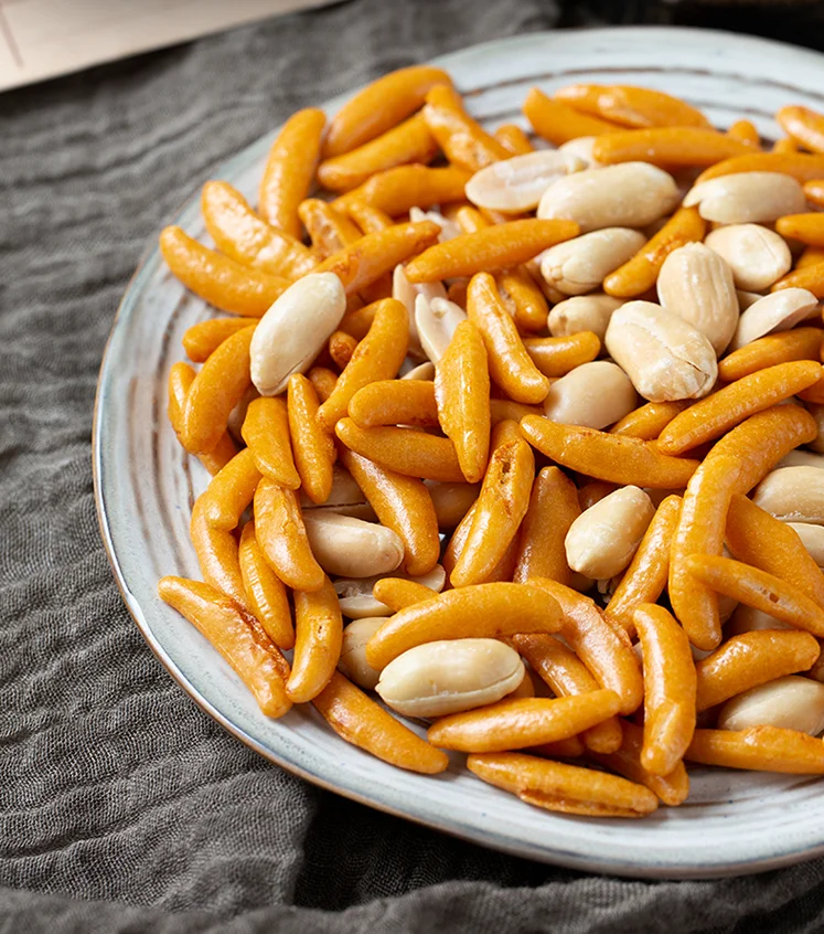 Japanese Snack Persimmon Seed Shaped Rice Crackers with Peanuts Healthy Nut Snack for Bar factory