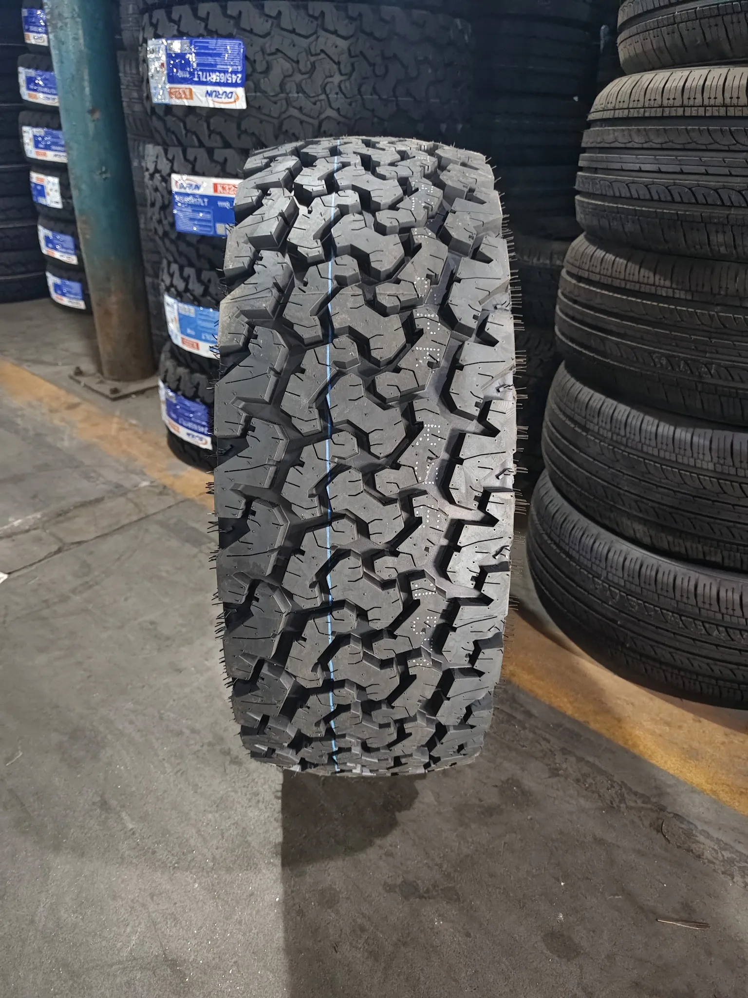 デュラン オールテレインタイヤ 225/70R16LT ホワイトレター 80,000km保証