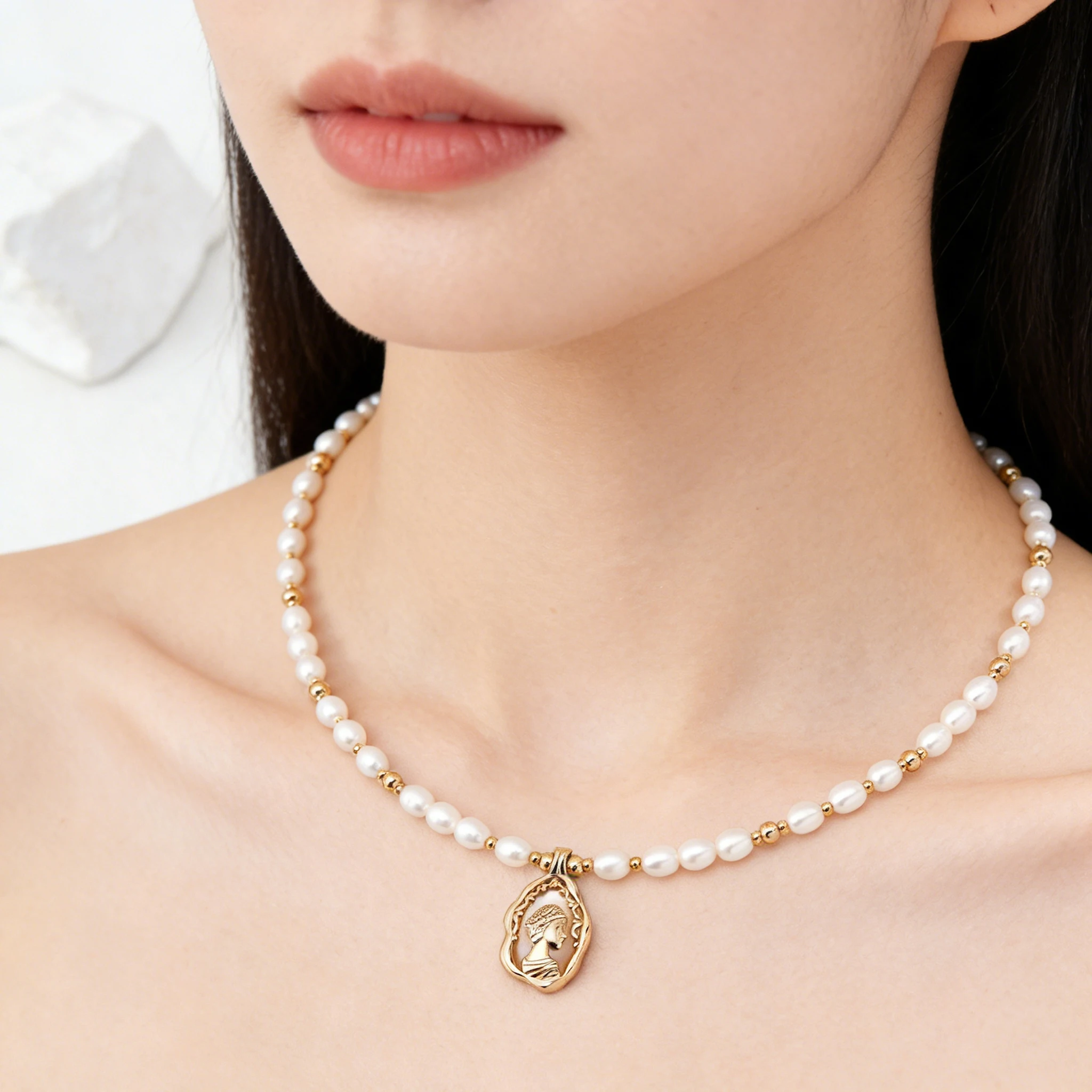 Ancient-style portrait pendant necklace, fashionable chain, luxury and premium jewelry, elegant pearl necklace, engagement gift