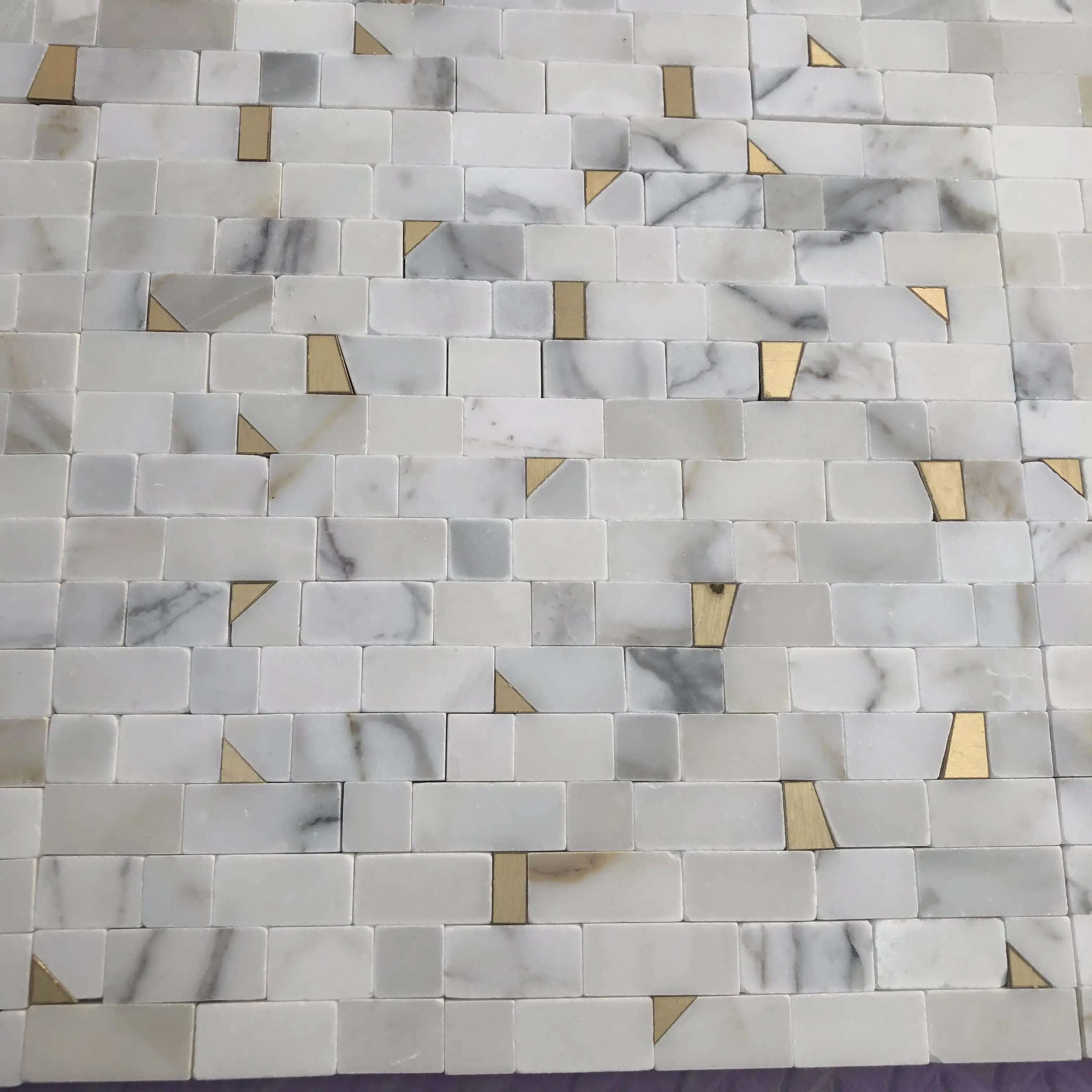 กระเบื้องโมเสกหินอ่อนสีขาว Calcutta Gold แบบสั่งทำพิเศษ