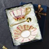 Caja de regalo rosa con taza individual, plato y cuchara.