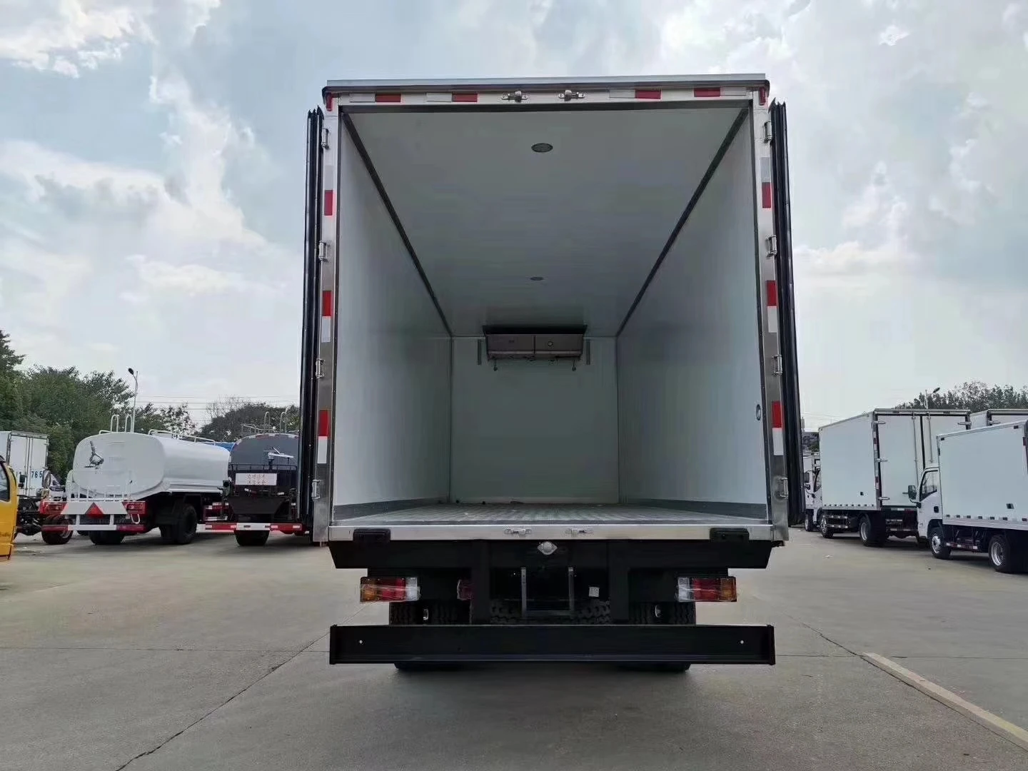 HUAYI 4x2 25m3 190hp Cold Chain Logistics Transport Refrigerator Truck New Condition Light Truck Left Steering Rear for Hot Sale