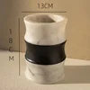Negro con mármol blanco.