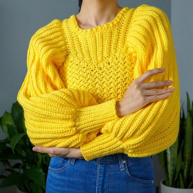 Maglione da donna giallo girocollo morbido con maniche a lanterna