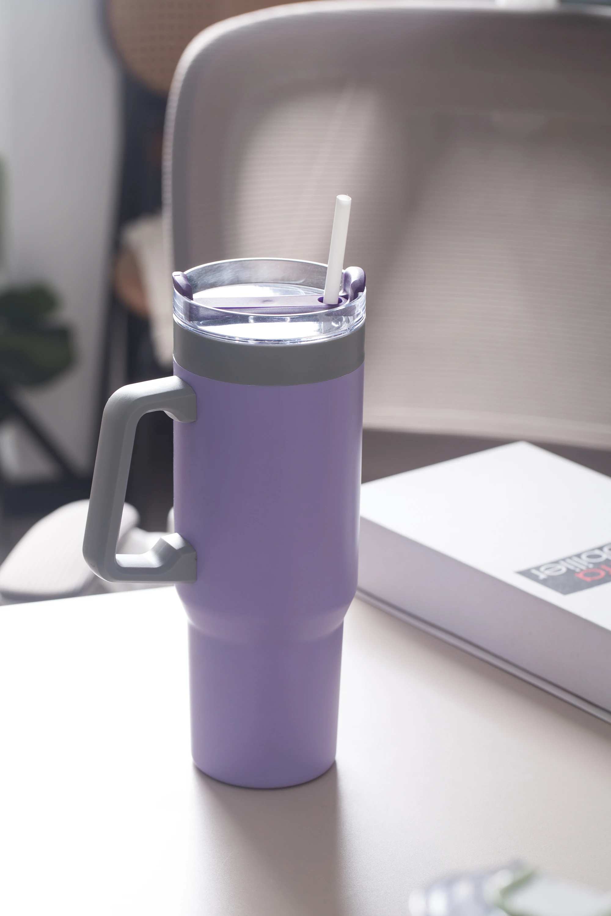 product-548-823 1200ml big capacity plastic desk bottle for office plastic water cup with handle and straw