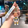 Chaussures blanches, vêtements à rayures noires, Cristiano Ronaldo.