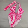 Bikini rosa (pañuelo en la cabeza)