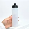 Botella exprimible con tapa abatible
