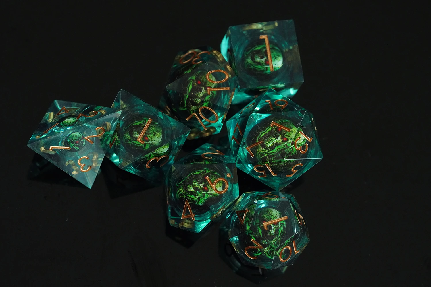 Yushun Dnd New Skull Head Resin Polyhedral Dice Sets Ghost Skeleton Liquid Core RPG Board Game Dice factory