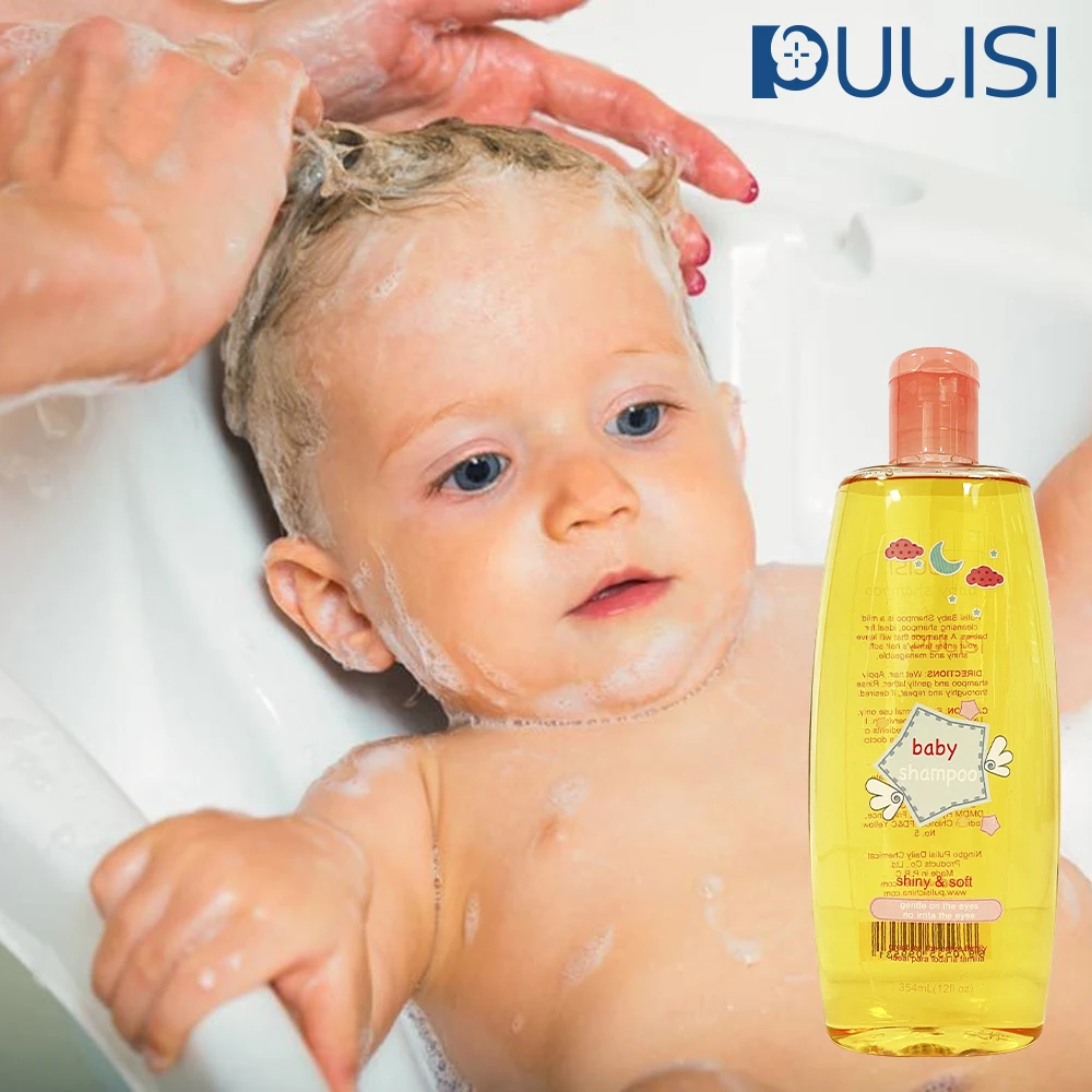 Купание младенца. Kak kupat novorozdennogo malysha. Малыш в ванной. Мокрый ребенок мальчик. Как мыть ребенка 3 года.