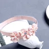 Tre fiori rosa cuciti a mano