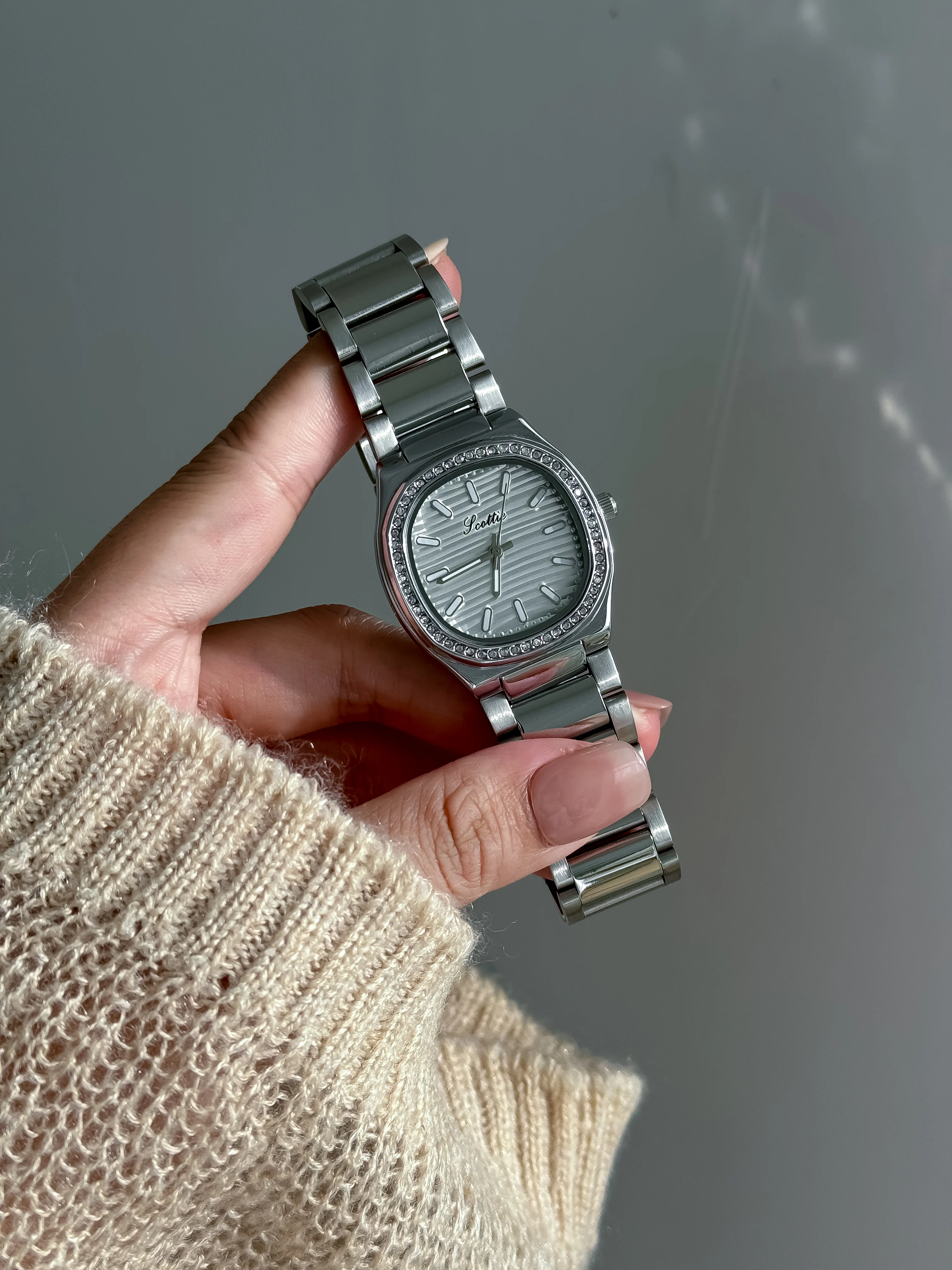 Luxury Women's Watch - Scottie 9696 with Diamond Band