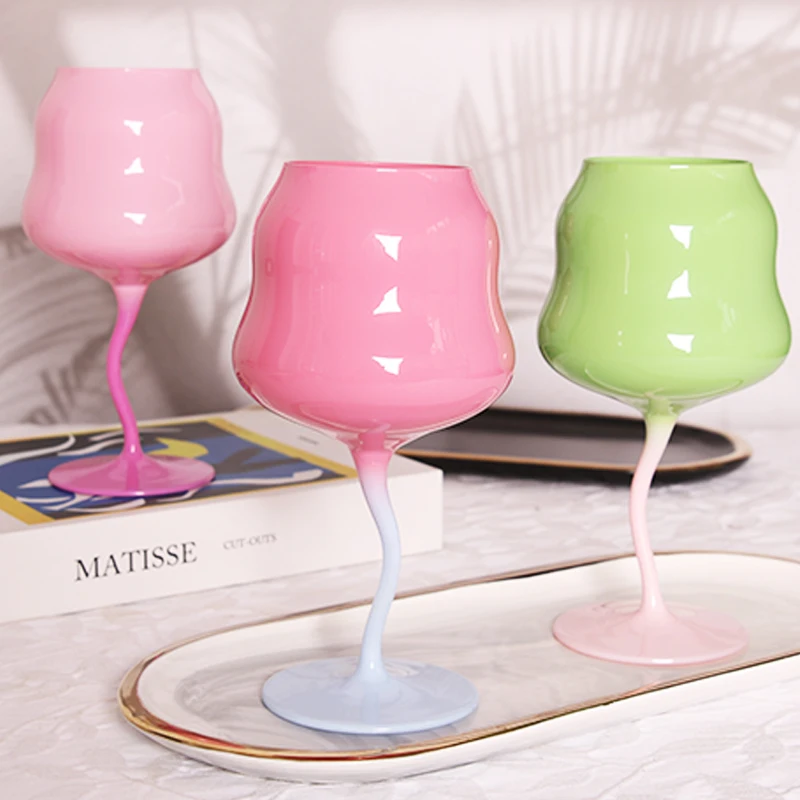 2023 New Arrival Handmade Cream Color Twisted Stem Glass Wine Glass Chinese Crystal Glassware for Giveaways