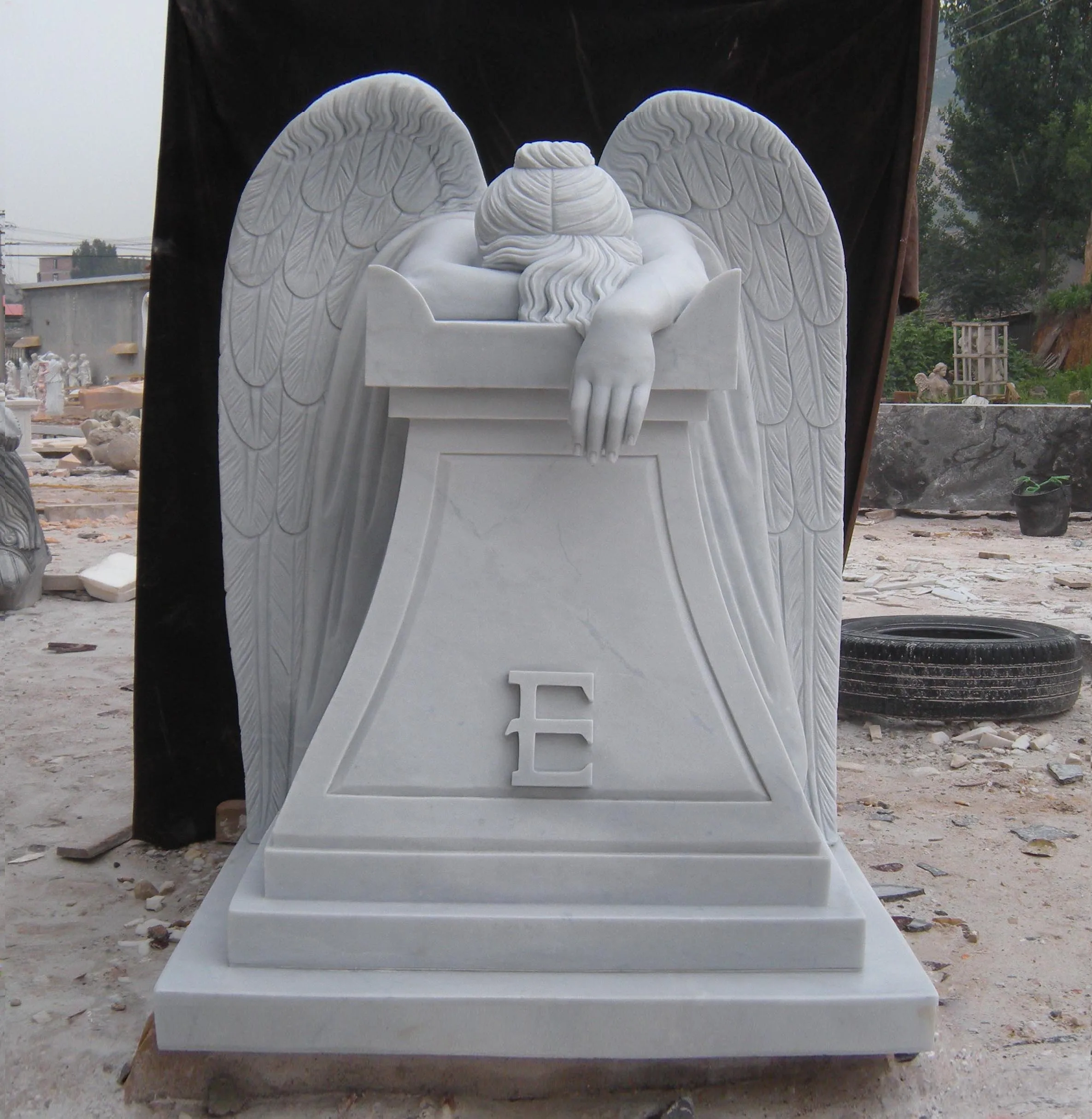 Source 墓地の装飾は等身大の大理石の泣く天使の像を使用します on m