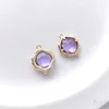 Un pendente irregolare a forma di diamante viola chiaro