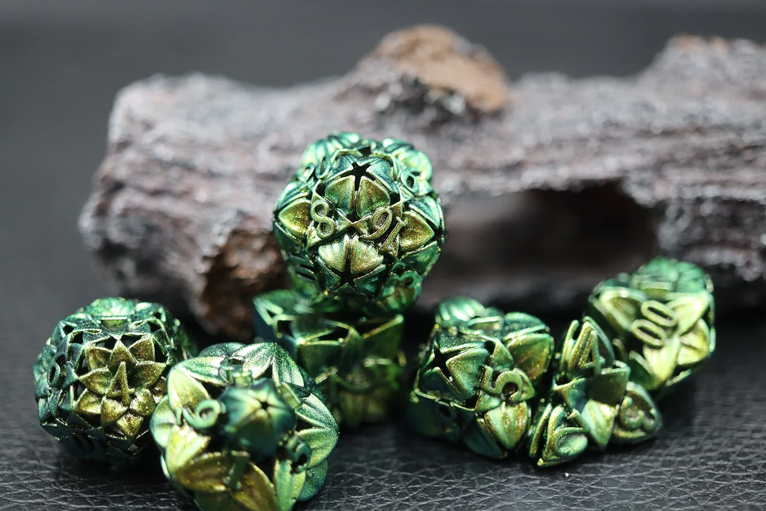 Custom Logo Polyhedral RPG Dungeons and Dragons D&D DND Hollow Green Metal Dice Game Set with Metal Box Packaging factory