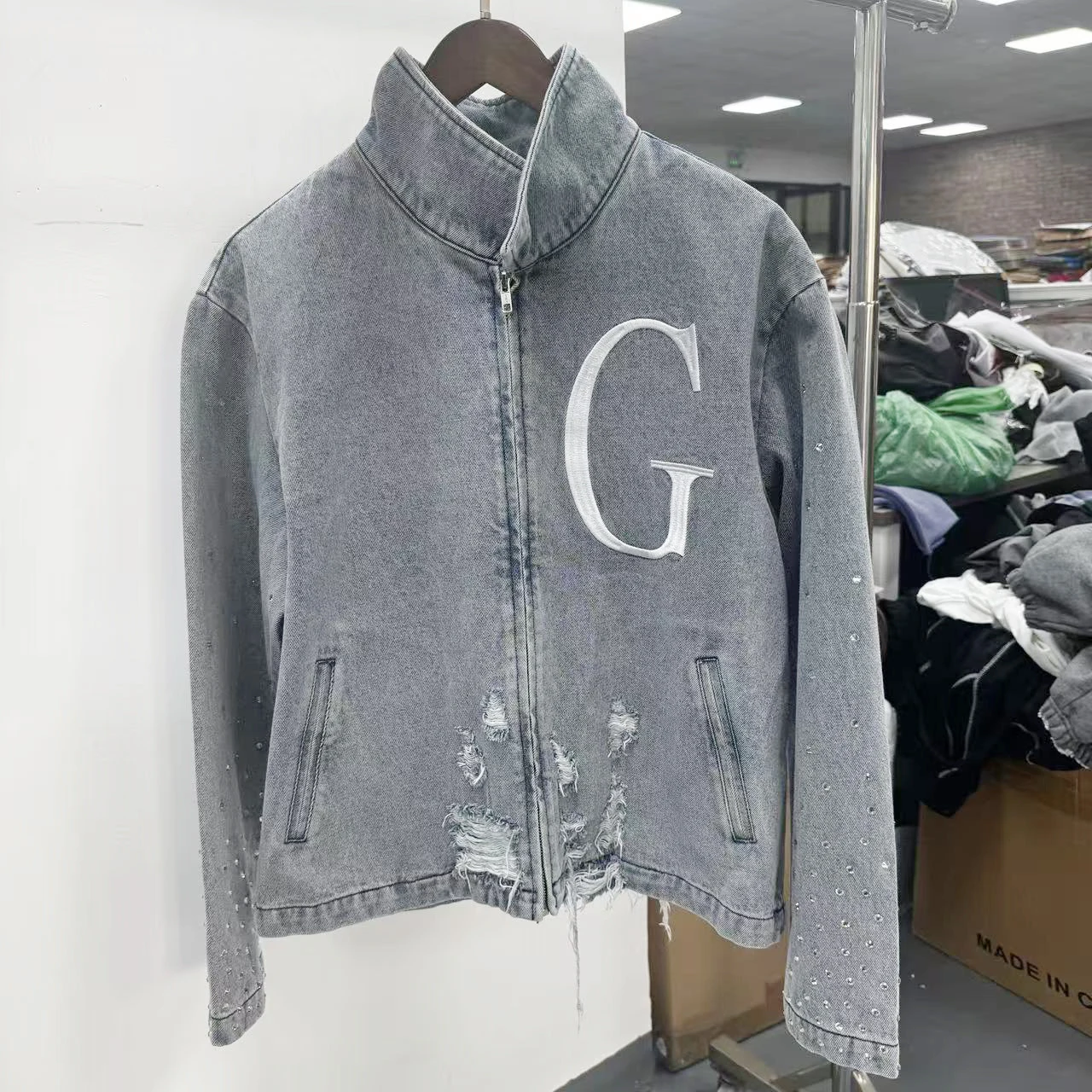 OEM Factory Custom Design Sun Faded Distressed Jeans Denim Jacket Streetwear Vintage Embroidery Rhinestone Men'S Denim Jacket gallery 5