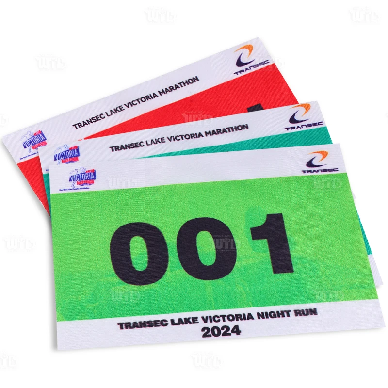 Op maat ontworpen, gepersonaliseerde waterdichte papieren startnummers met gekleurde logo's voor marathons, hardlopen en promotie-evenementen