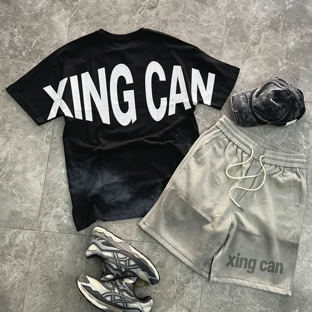 Tilpasset streetwear-to-delset til mænd i 100 % bomuld, løst skriftmønster i patchwork-broderi på T-shirt og skærmprint på sweatpants