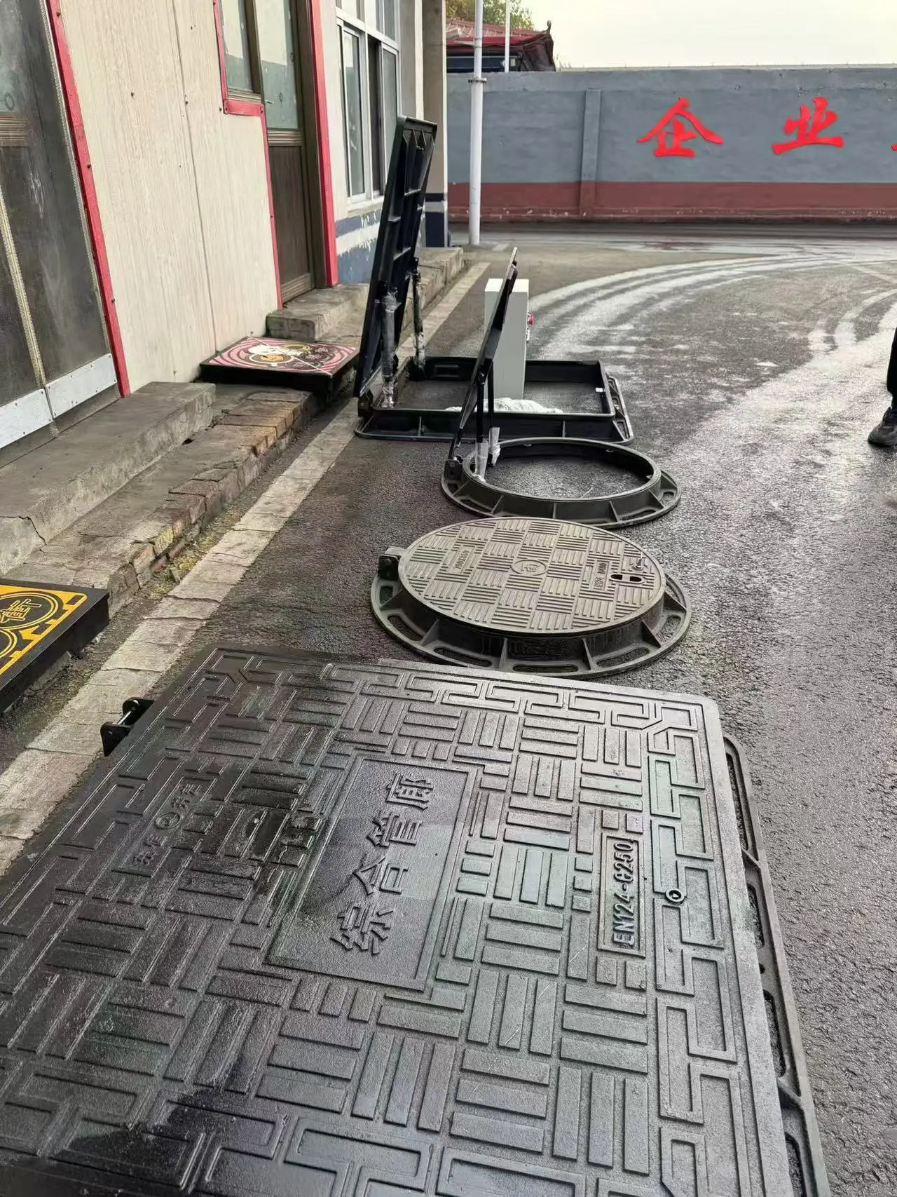 Hydraulic square Manhole Cover and Frame Ductile Casting D-18 70x70 D400